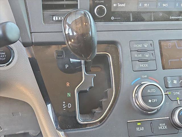 Used 2018 Toyota Sienna XLE w/ XLE Navigation Package FWD image 17