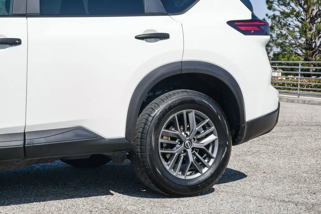 Used 2024 Nissan Rogue S image 11