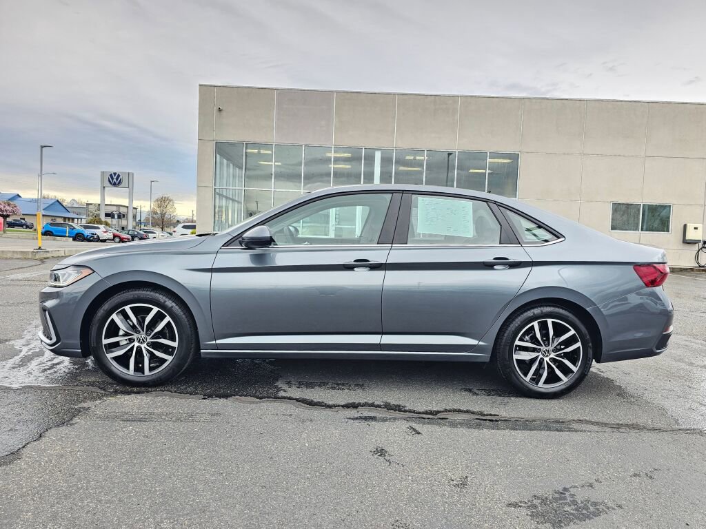 Certified 2025 Volkswagen Jetta SE w/ Sunroof Package image 3