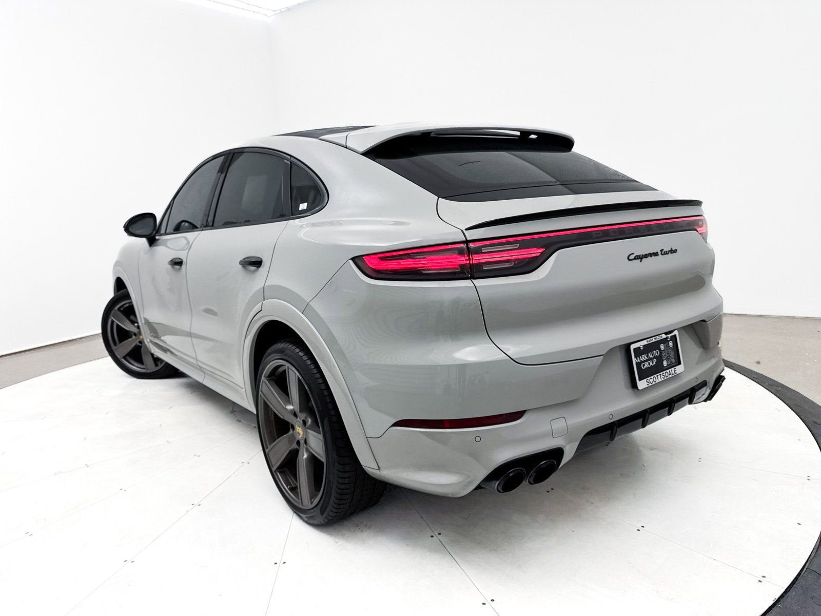 Used 2022 Porsche Cayenne Turbo image 2