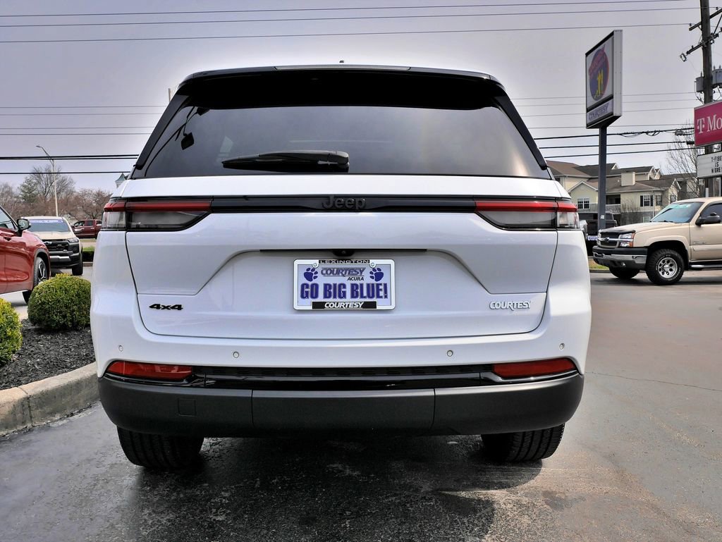 Used 2023 Jeep Grand Cherokee Altitude image 6