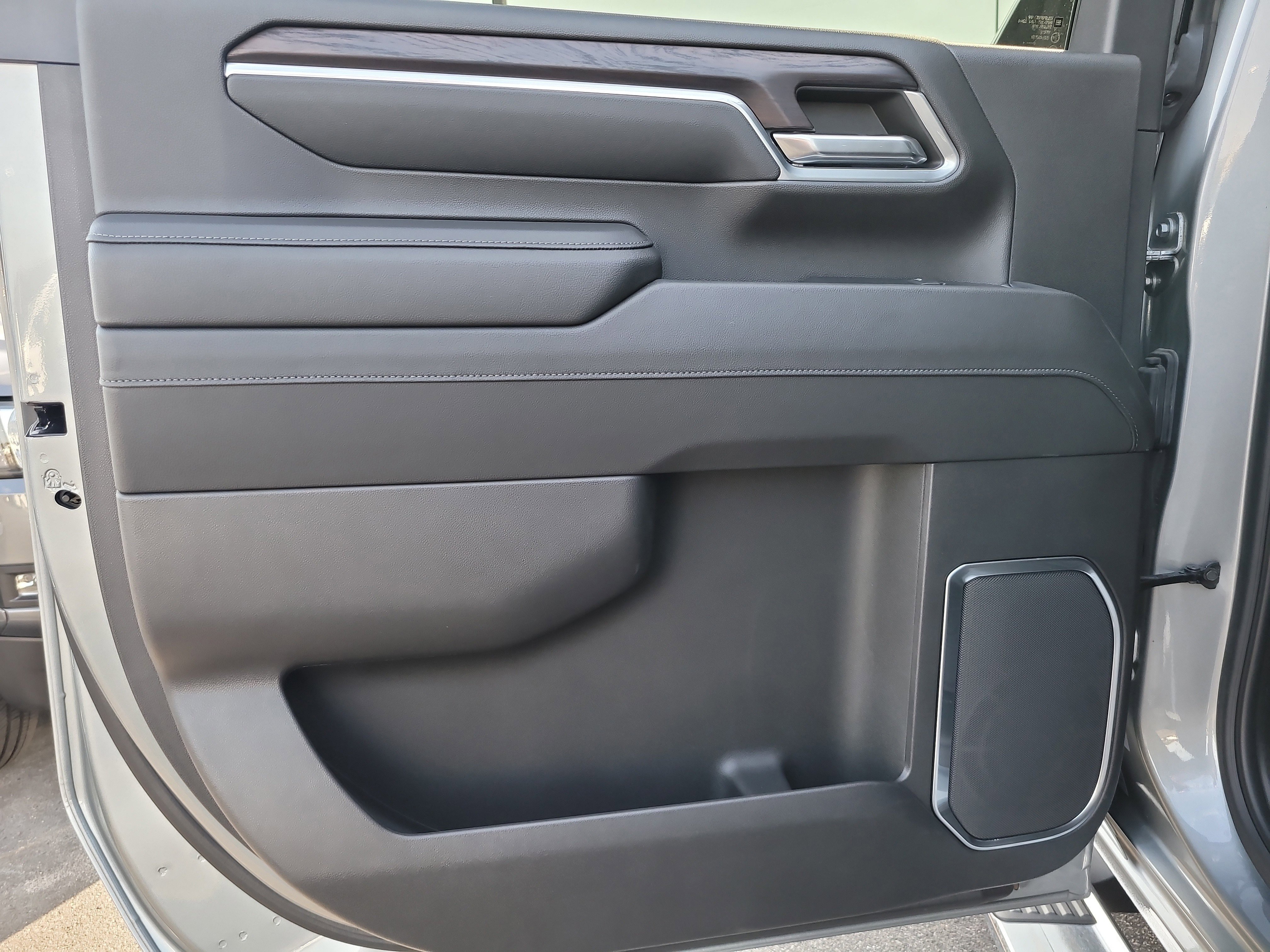 Used 2024 GMC Sierra 2500 SLT w/ SLT Premium Package image 11