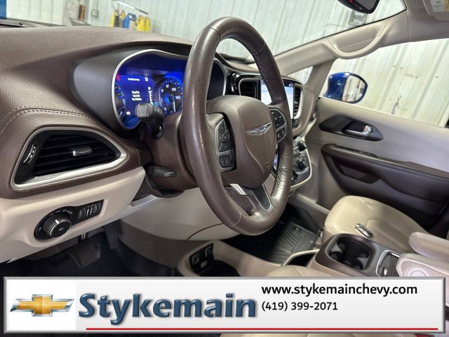 Used 2021 Chrysler Pacifica Touring-L w/ Uconnect Theater Family Group image 36