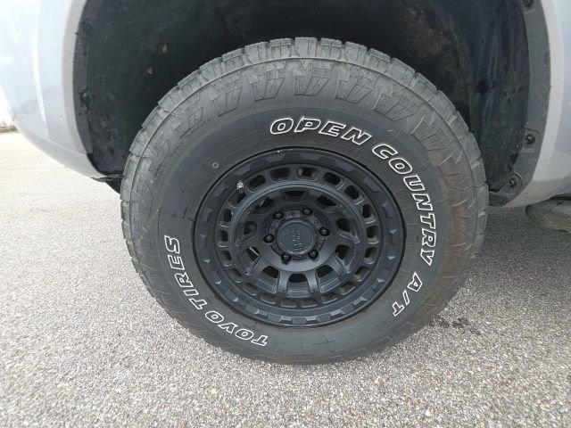 Used 2016 Toyota Tacoma SR5 w/ SR5 Appearance Package (SN) image 25