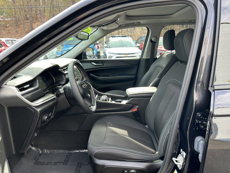Used 2024 Jeep Grand Cherokee Laredo X AWD/4WD image 25