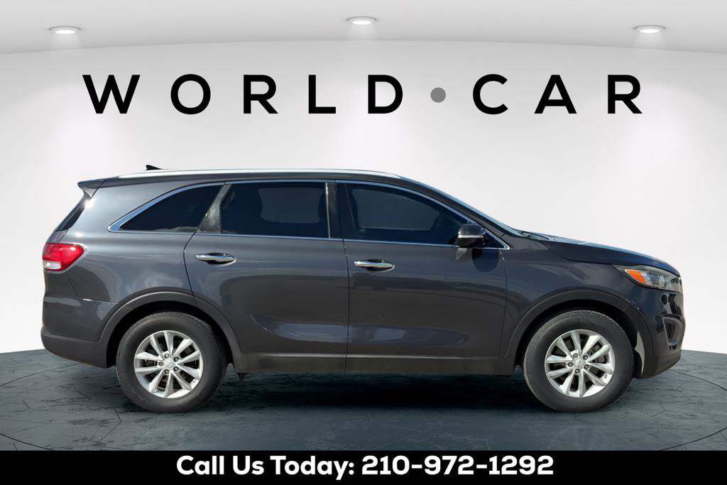 Used 2018 Kia Sorento FWD image 2
