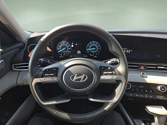 Used 2025 Hyundai Elantra Limited image 13