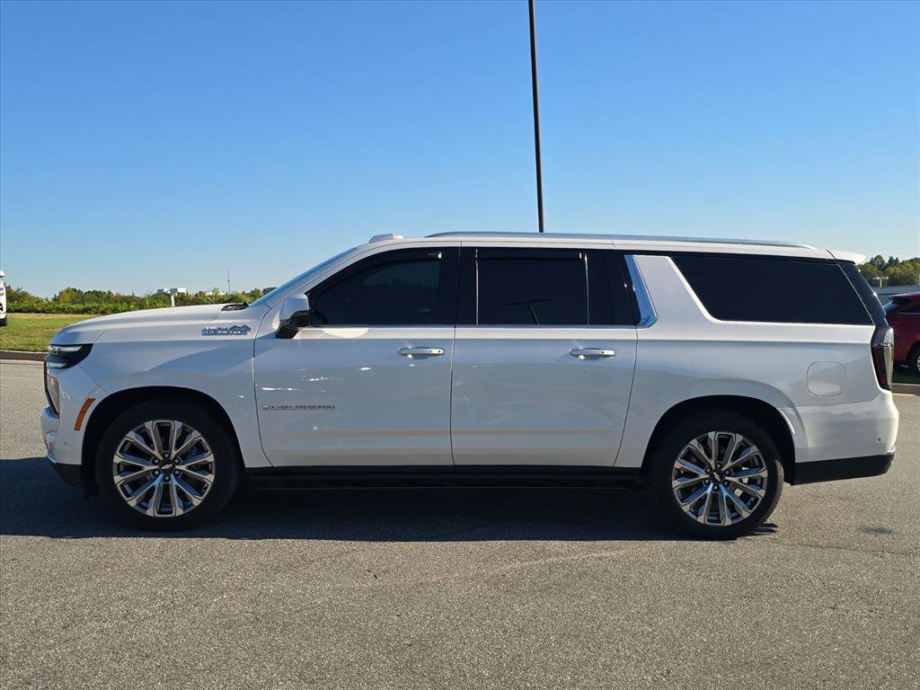 Used 2025 Chevrolet Suburban High Country AWD/4WD image 6
