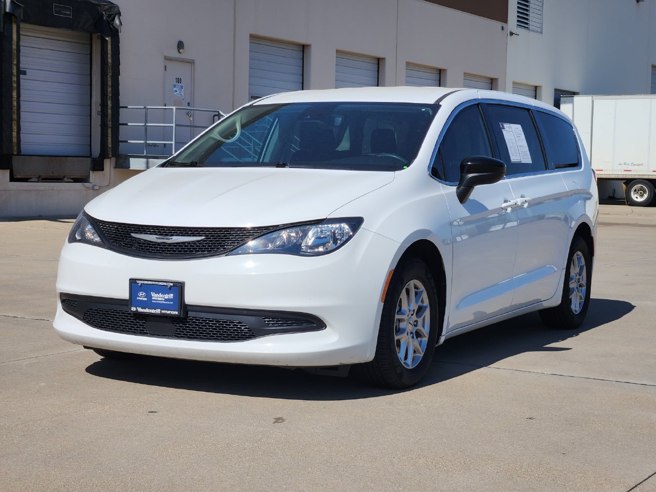 Used 2024 Chrysler Voyager LX FWD image 2