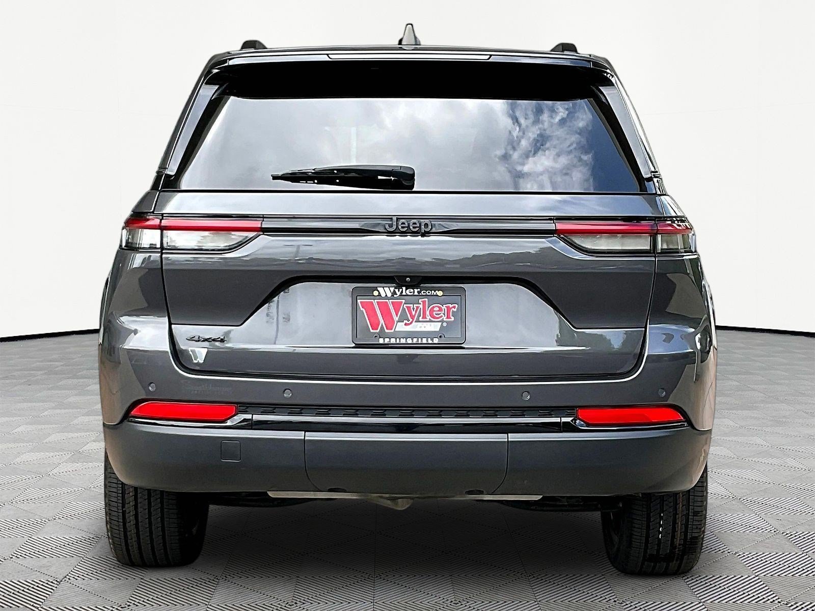 Used 2023 Jeep Grand Cherokee Altitude AWD/4WD image 5