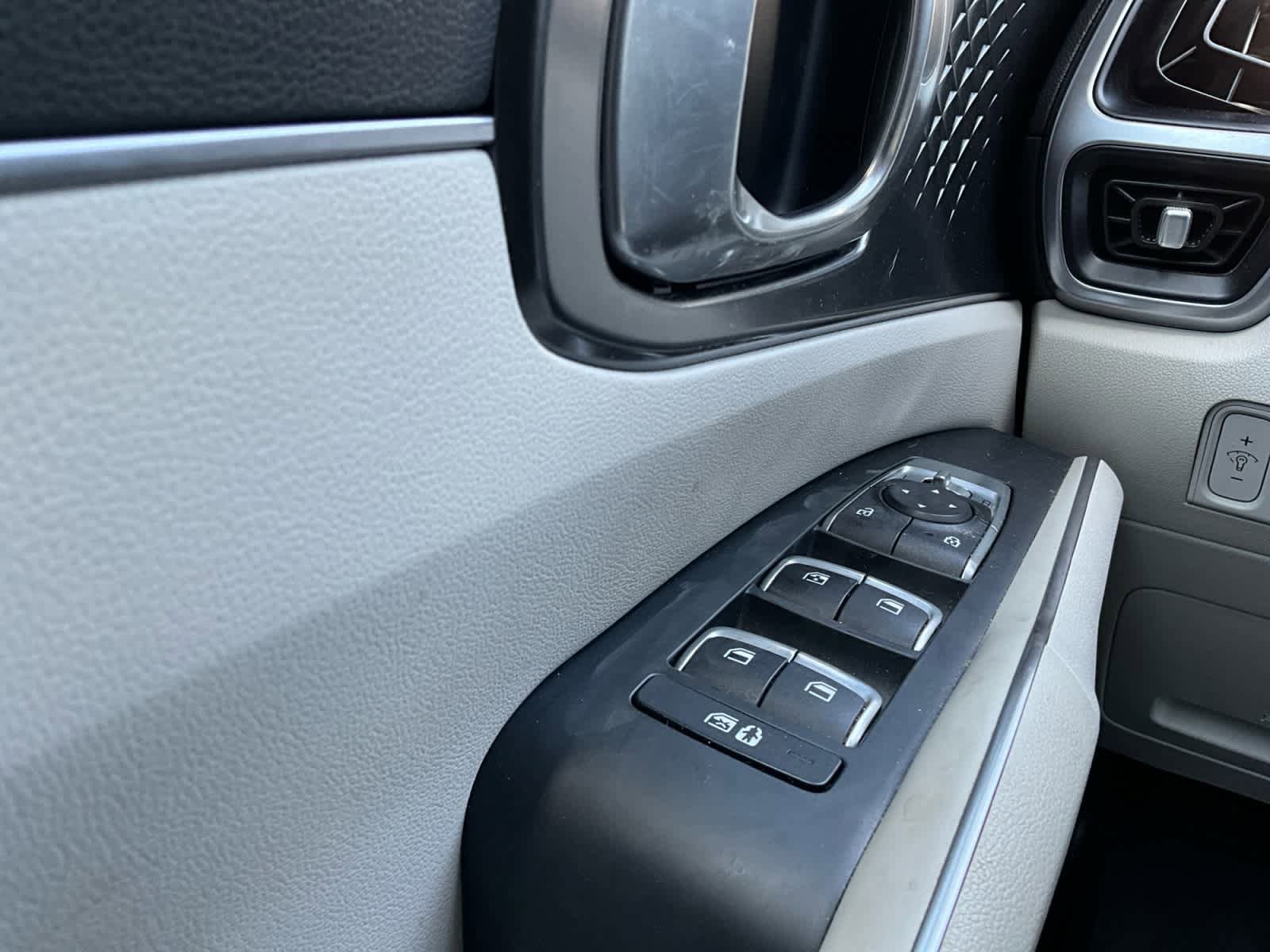 Used 2022 Kia Sorento S FWD image 21
