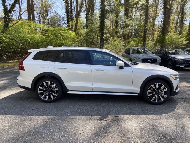 New 2025 Volvo V60 B5 Cross Country Ultra w/ Protection Package Premier image 8
