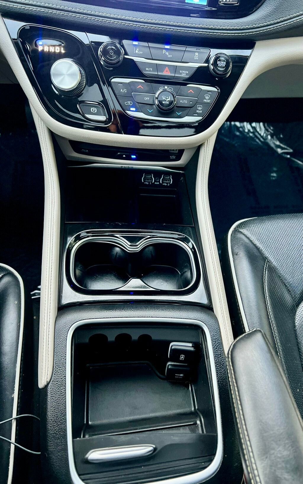 Used 2021 Chrysler Pacifica Limited w/ Uconnect Theater Family Group image 37