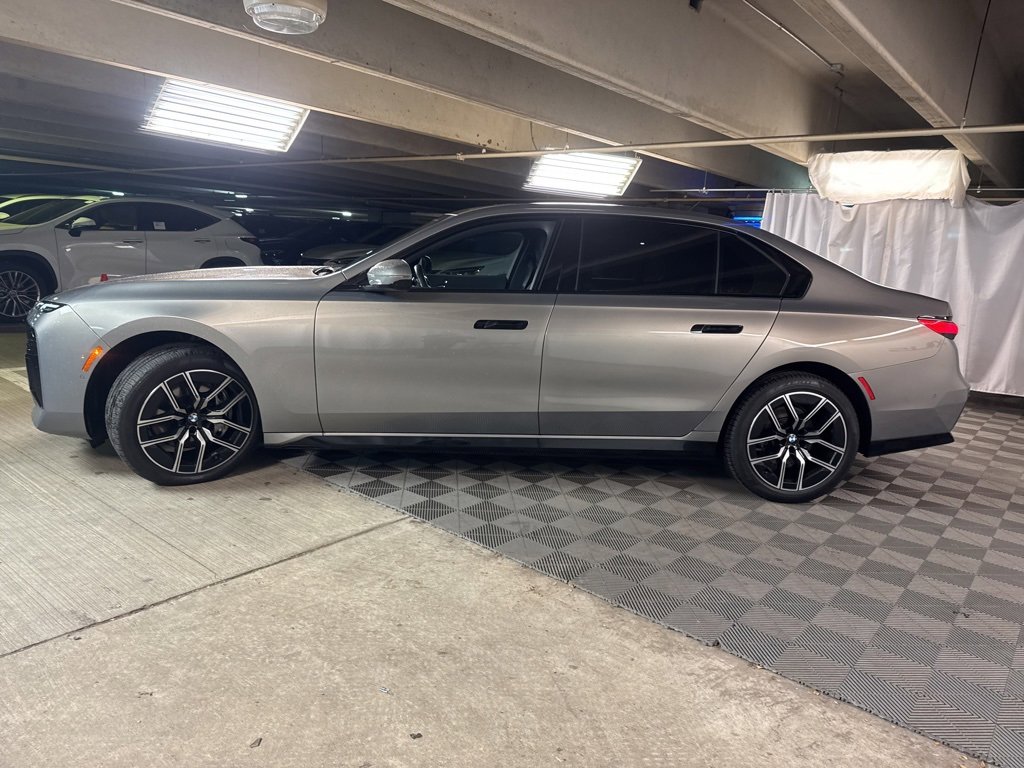 Used 2023 BMW 740i w/ Parking Assistance Package image 4