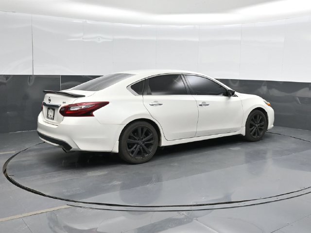 Used 2017 Nissan Altima 2.5 SR w/ Midnight Edition Package FWD image 3