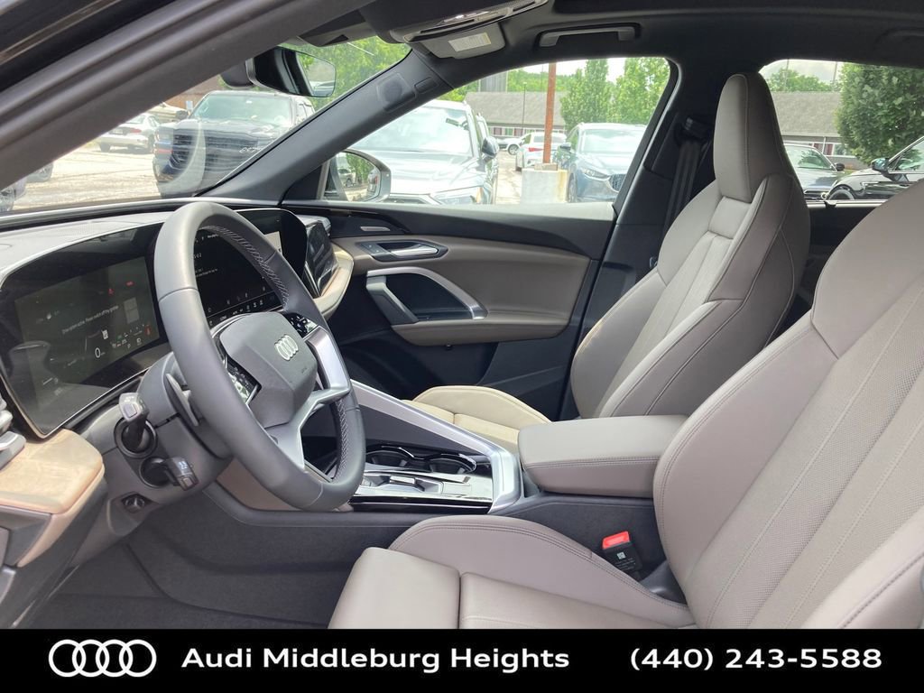 Used 2025 Audi Q5 Premium w/ Convenience Package image 9