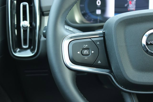 Used 2025 Volvo XC40 B5 Plus image 26