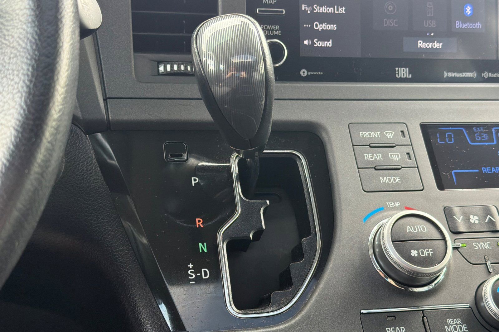 Used 2019 Toyota Sienna SE w/ SE Preferred Package FWD image 22
