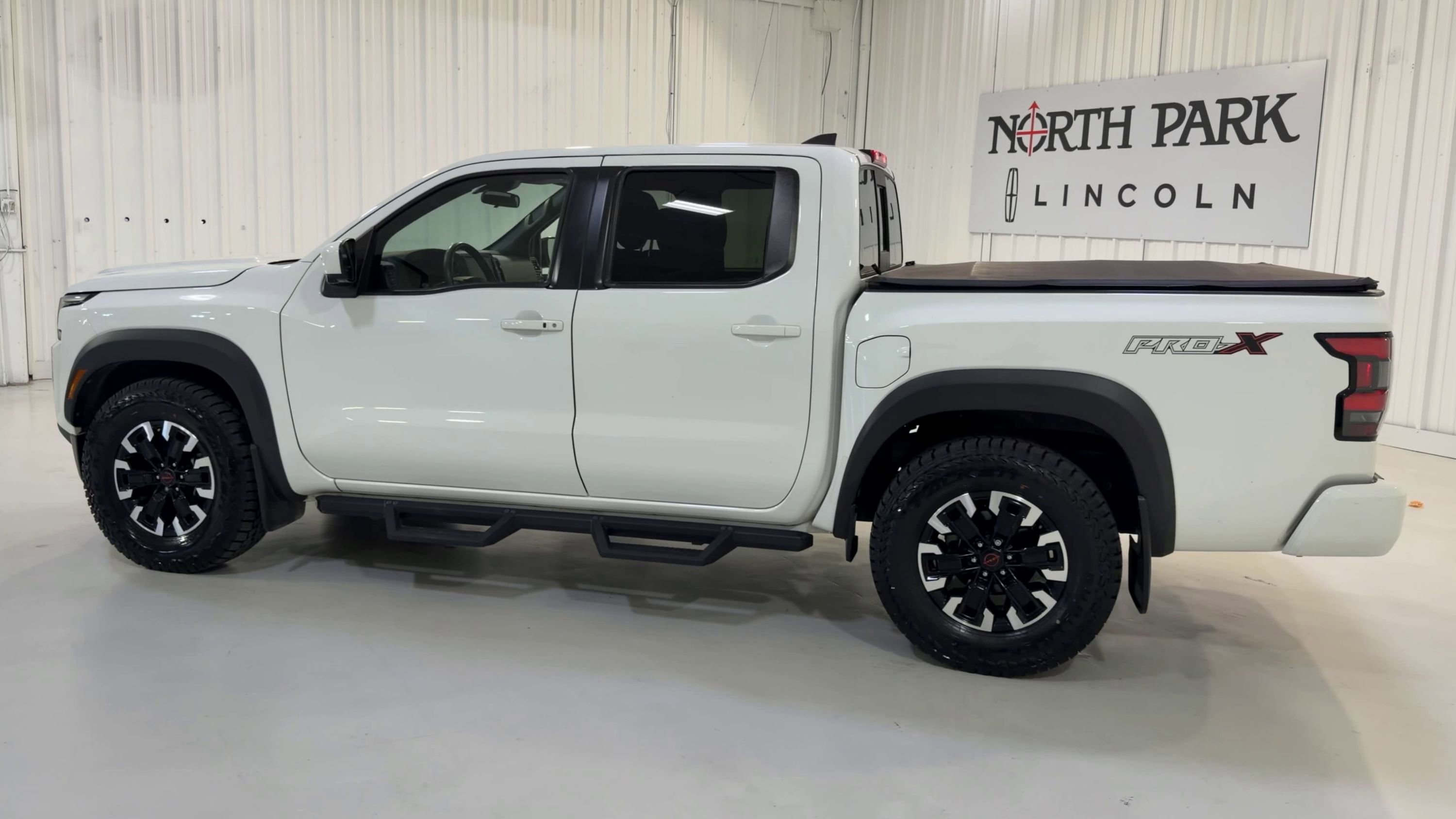 Used 2022 Nissan Frontier Pro-X RWD image 7