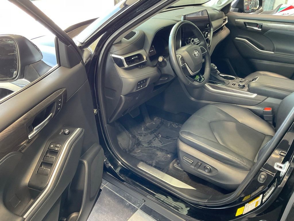 Used 2024 Toyota Highlander Platinum image 8