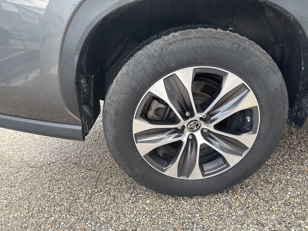 Used 2023 Toyota Highlander L image 13