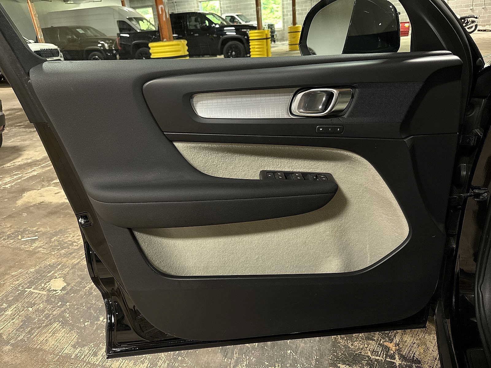 Used 2019 Volvo XC40 T4 Momentum FWD image 30