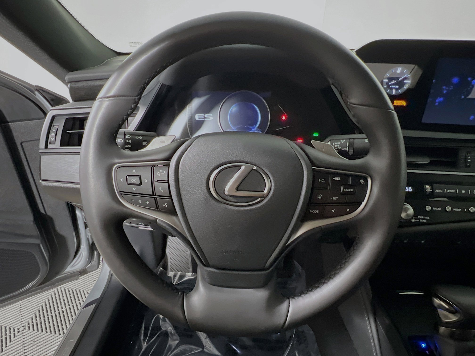 Used 2024 Lexus ES 350 w/ Premium Package image 18