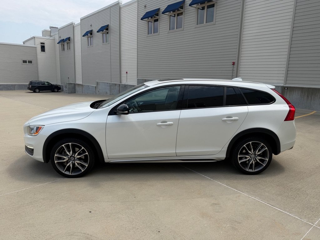Used 2016 Volvo V60 T5 Cross Country AWD/4WD image 2