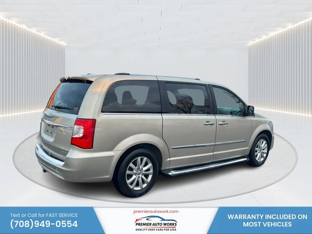 Used 2015 Chrysler Town & Country Limited Platinum FWD image 4
