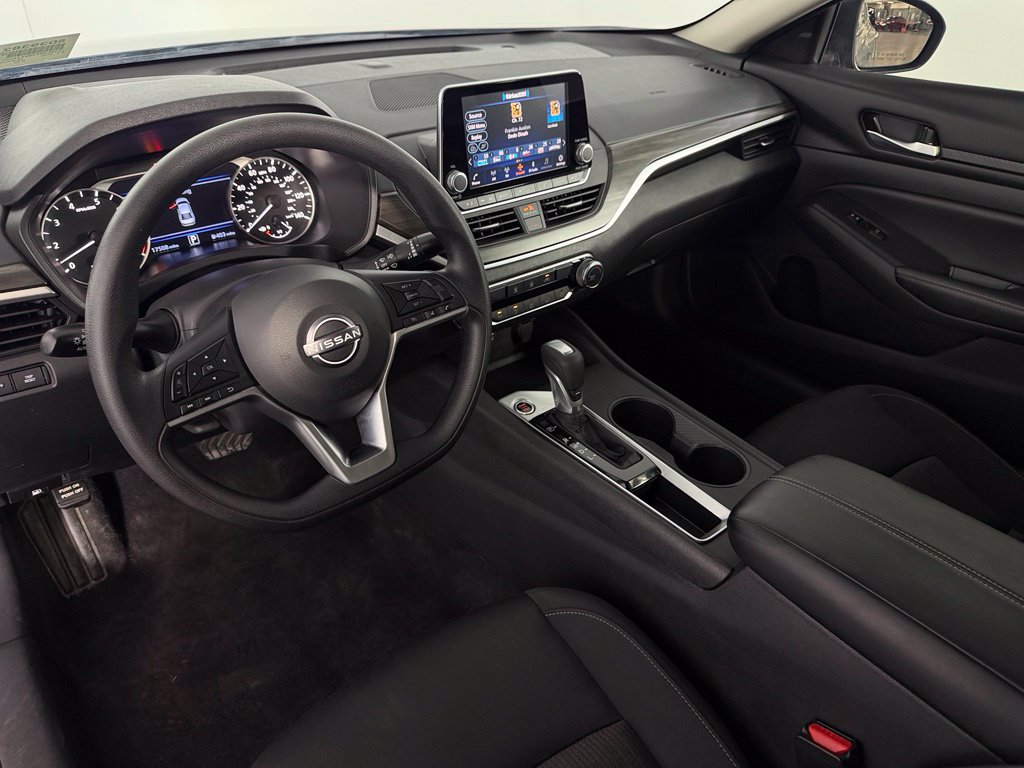 Used 2025 Nissan Altima 2.5 SV FWD image 12