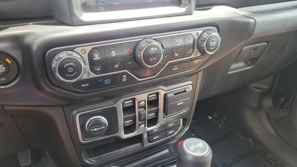 Used 2022 Jeep Wrangler Unlimited Sahara w/ Cold Weather Group AWD/4WD image 18