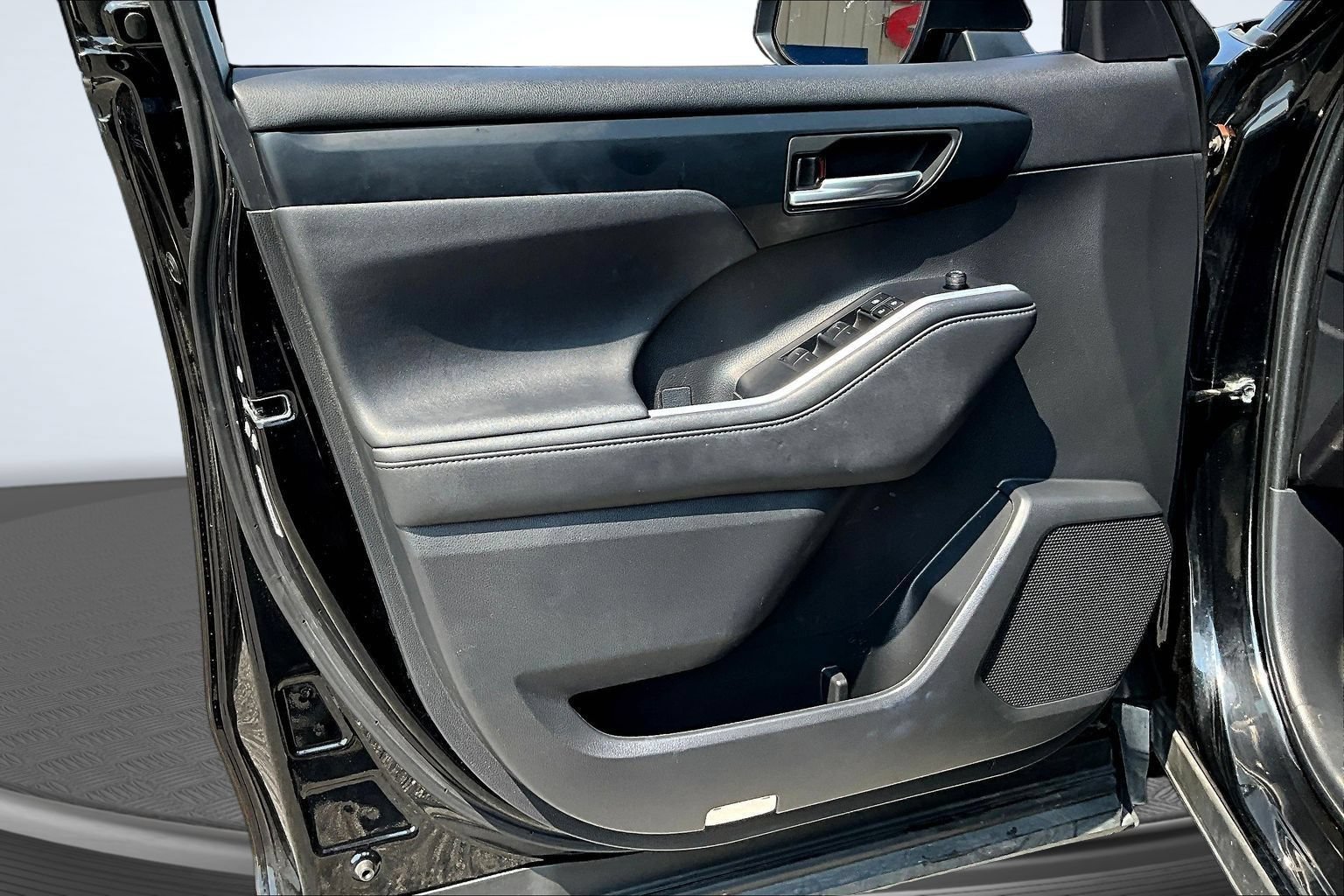 Used 2023 Toyota Highlander XLE FWD image 18