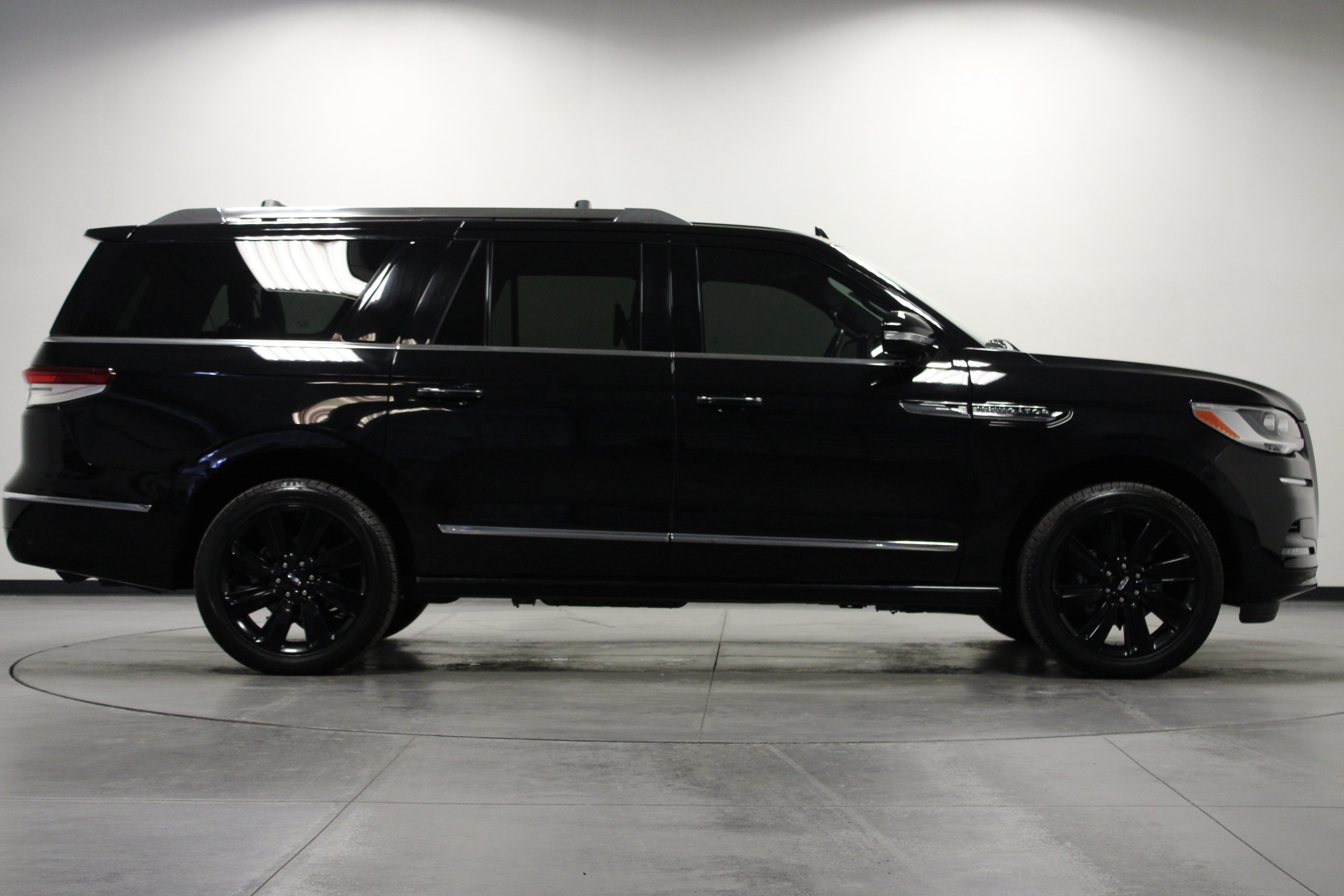 Used 2024 Lincoln Navigator L Reserve AWD/4WD image 3