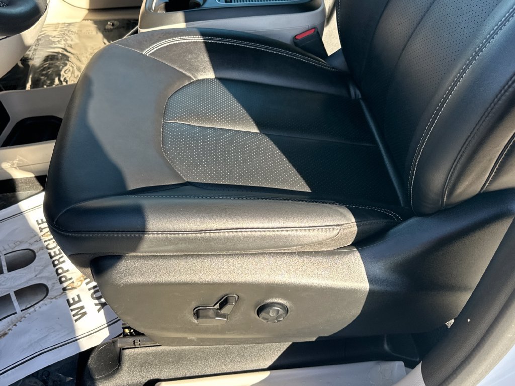 Used 2024 Chrysler Pacifica Touring-L FWD image 10