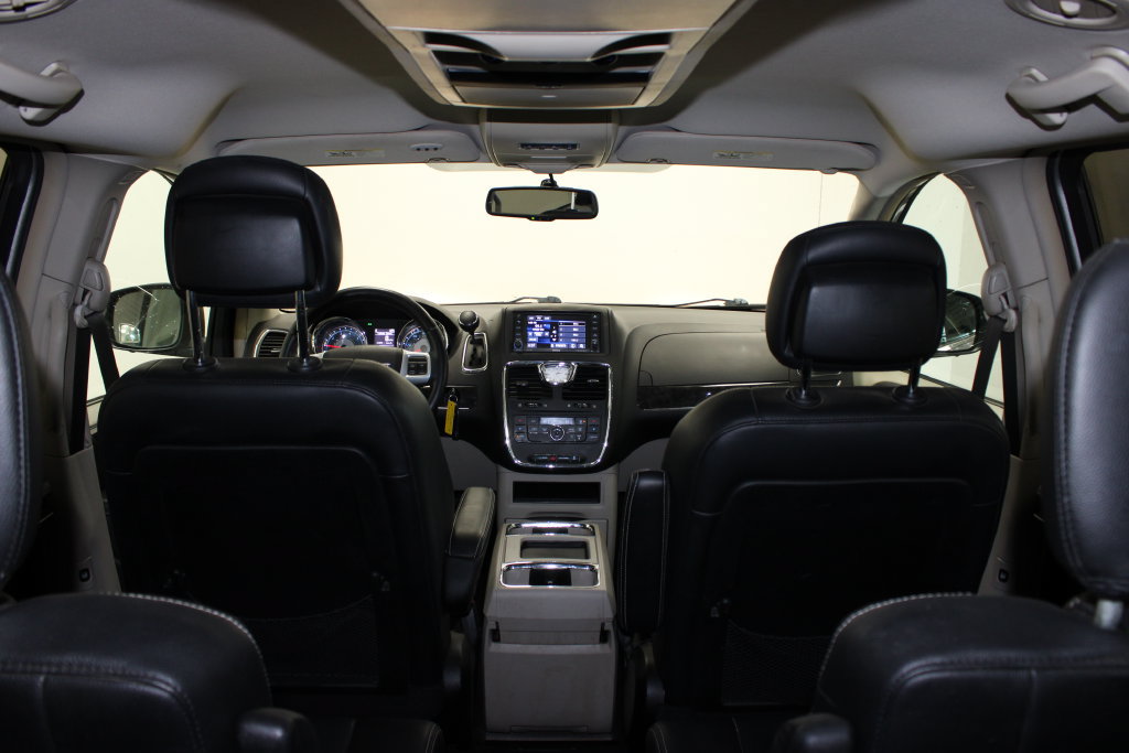 Used 2014 Chrysler Town & Country Touring FWD image 11