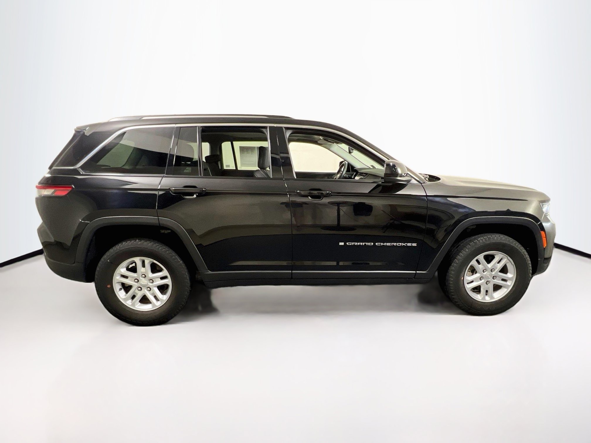 Used 2023 Jeep Grand Cherokee Laredo w/ Luxury Tech Group I AWD/4WD image 4
