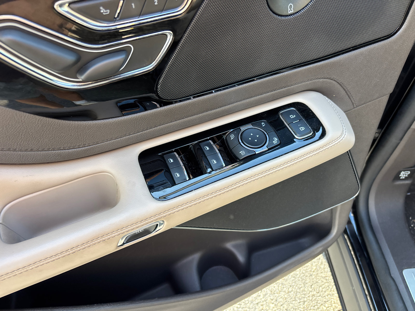 Used 2021 Lincoln Aviator Reserve w/ Equipment Group 201A AWD/4WD image 13