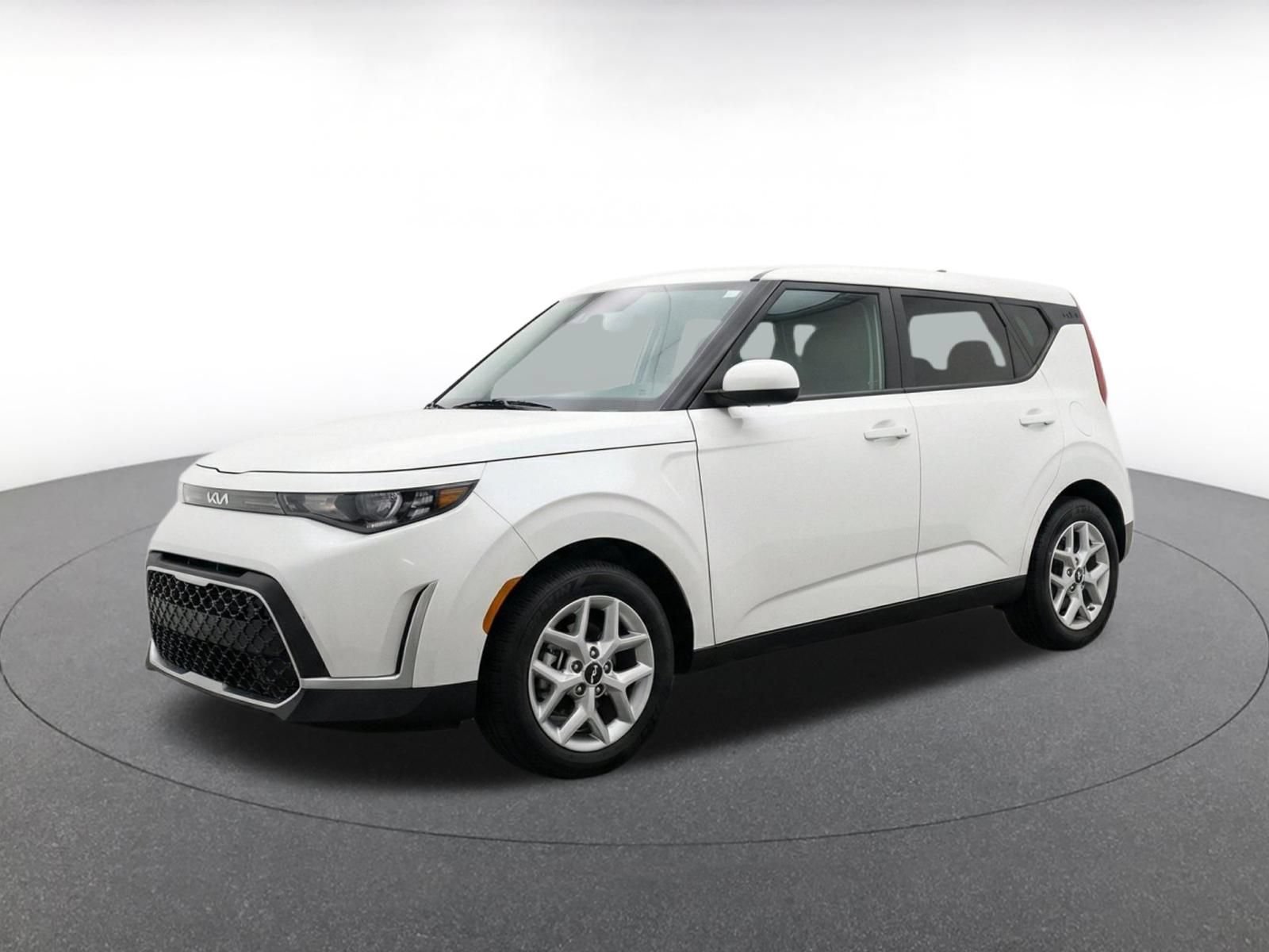 Used 2025 Kia Soul LX w/ LX Technology Package FWD image 3