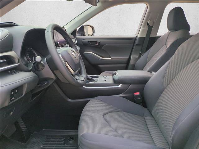 Used 2024 Toyota Highlander LE FWD image 15