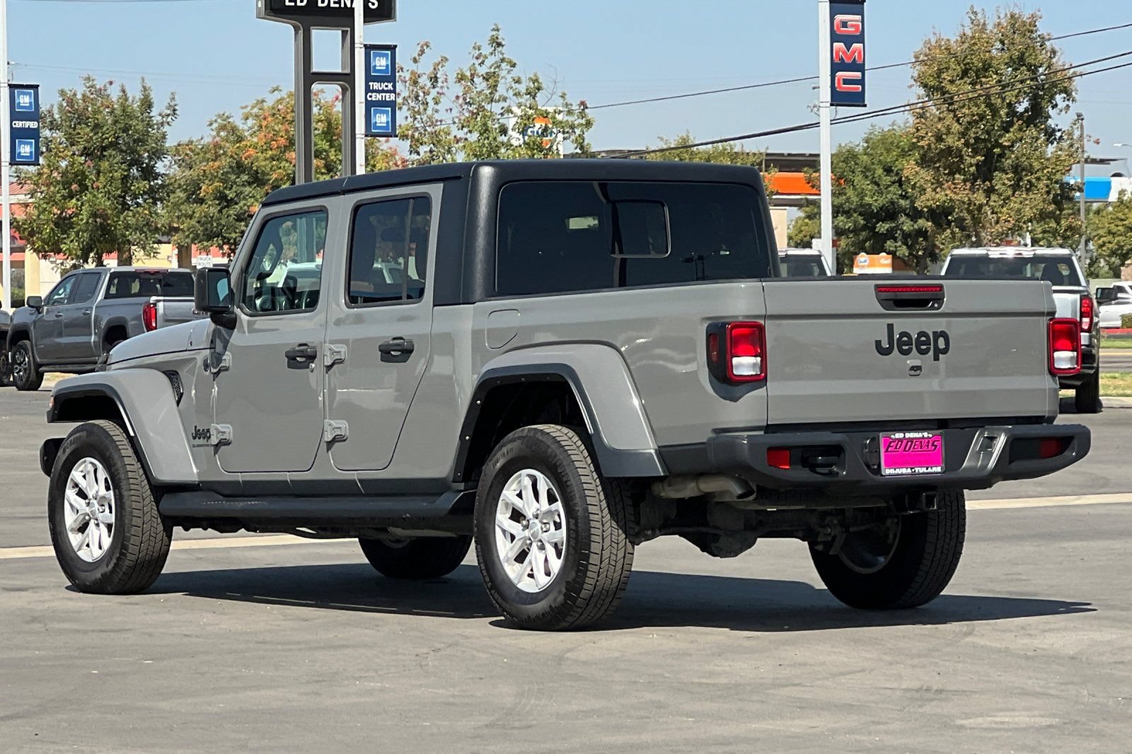 Used 2023 Jeep Gladiator Sport AWD/4WD image 7