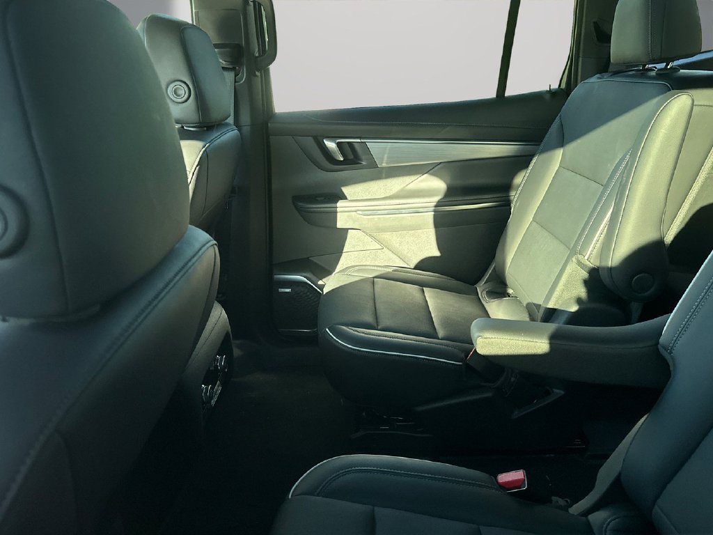 Used 2025 Buick Enclave Preferred AWD/4WD image 13