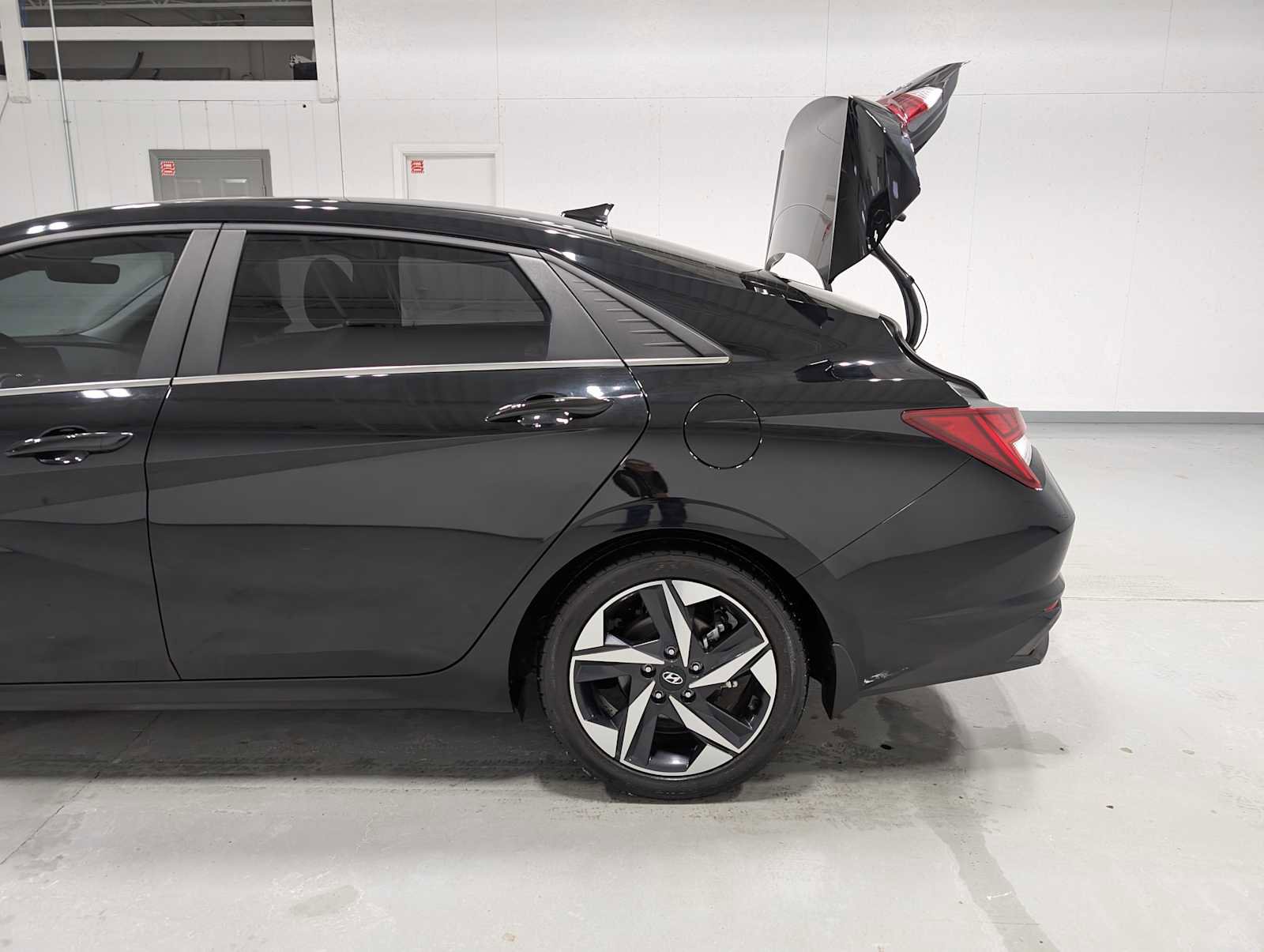 Used 2023 Hyundai Elantra Limited w/ Cargo Package image 11