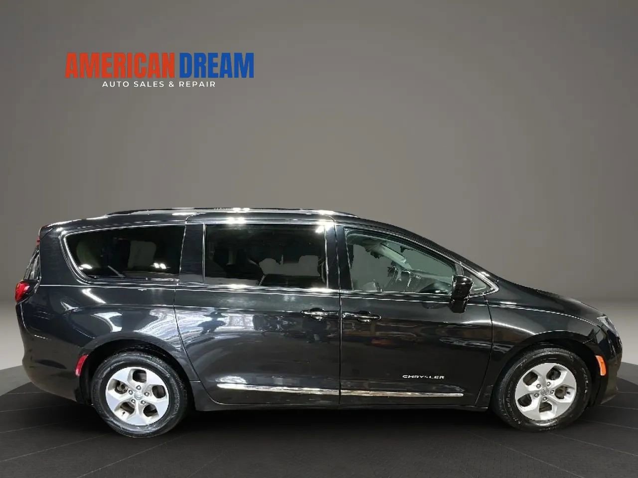 Used 2017 Chrysler Pacifica Touring-L Plus FWD image 6
