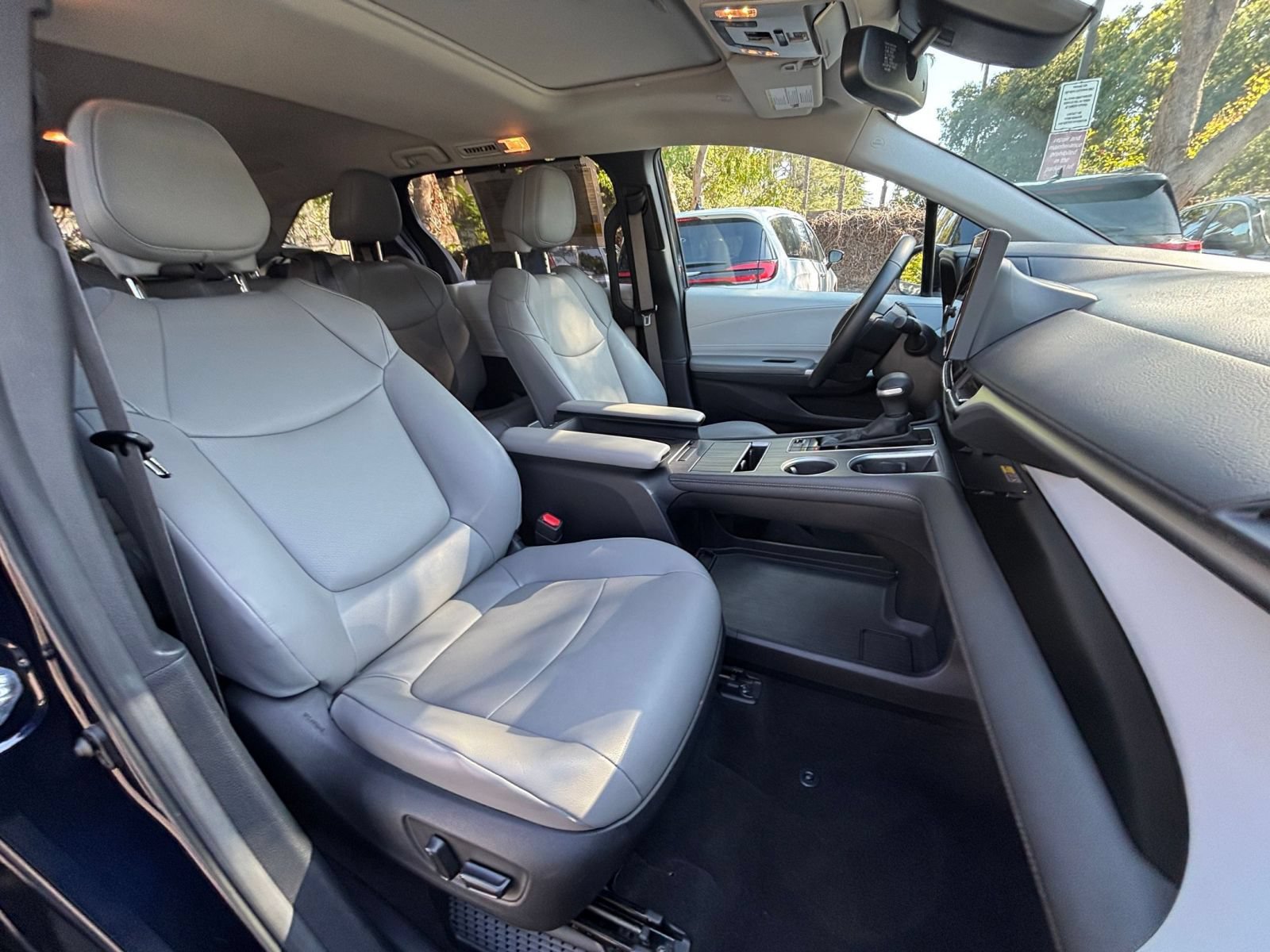 Used 2025 Toyota Sienna XLE FWD image 38