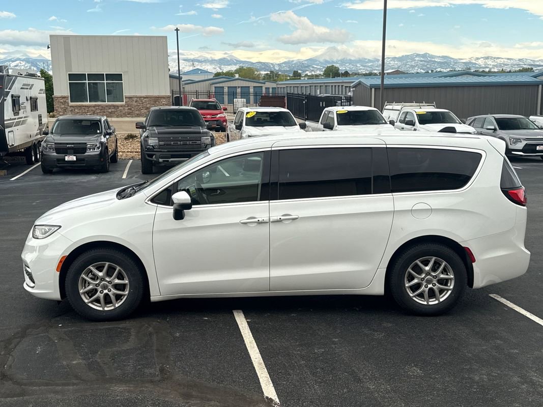 Used 2023 Chrysler Pacifica Touring-L FWD image 51