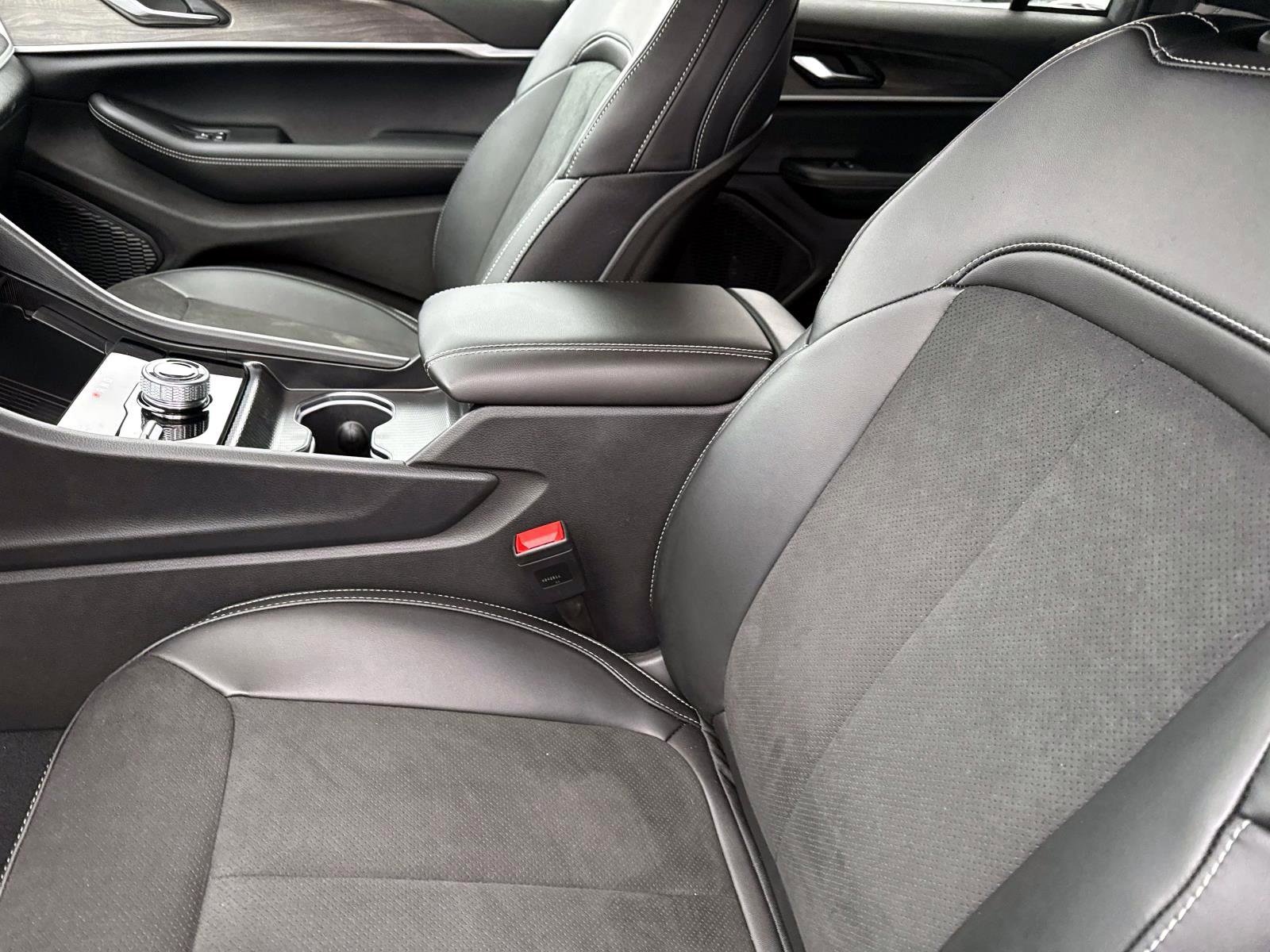 New 2026 Jeep Grand Cherokee Altitude image 10