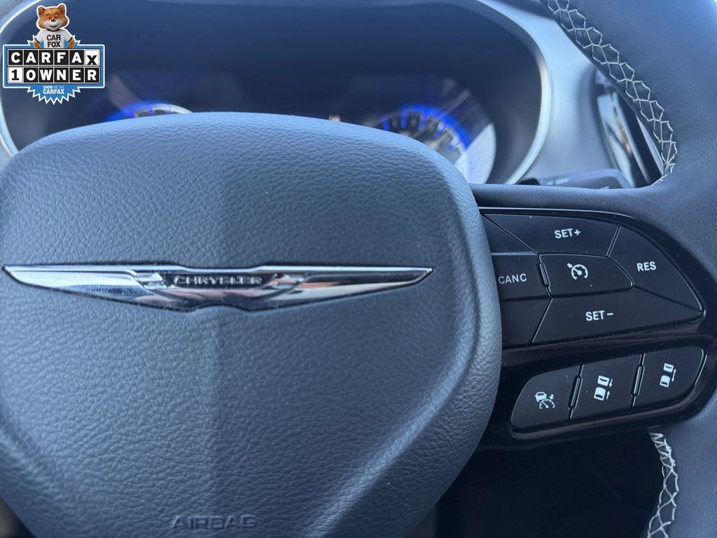 Used 2025 Chrysler Pacifica Limited image 26