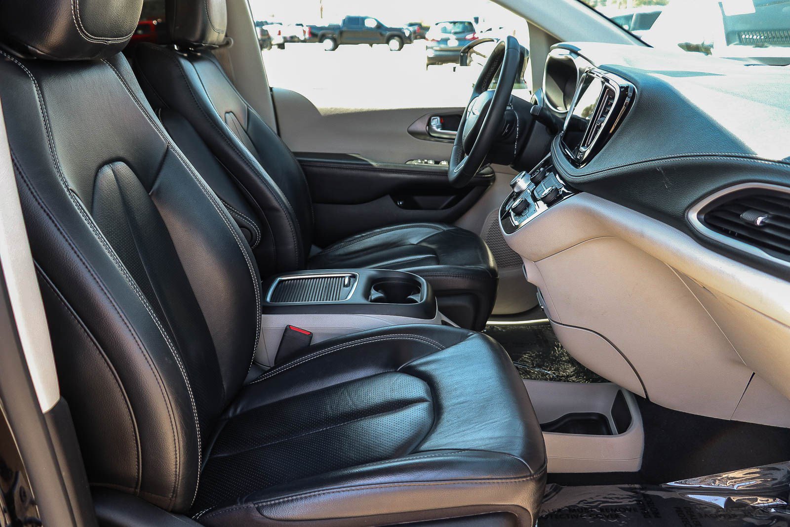 Used 2022 Chrysler Pacifica Touring-L FWD image 17