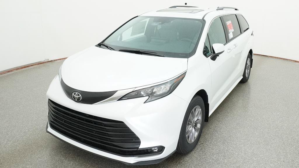 New 2026 Toyota Sienna XLE FWD image 3