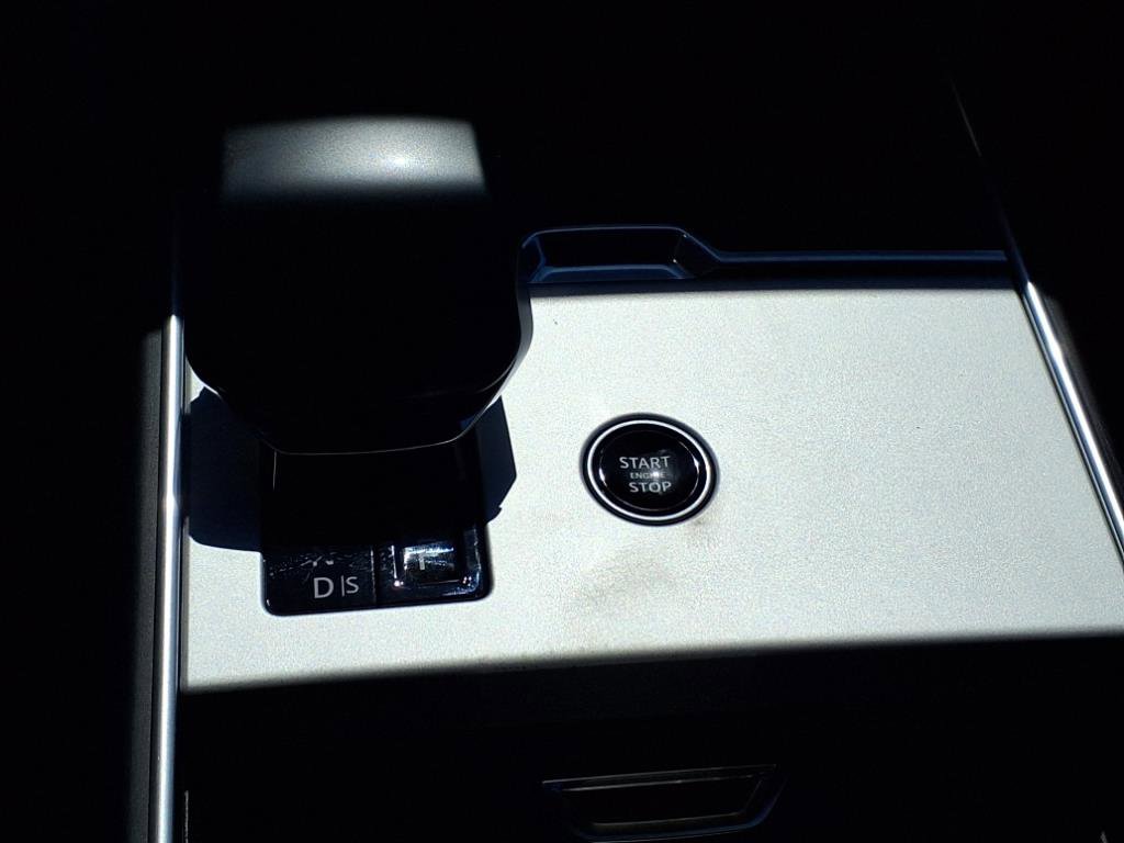 New 2025 Land Rover Range Rover SV image 13